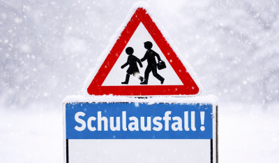 ChatGPT Image Schulausfall Schnee